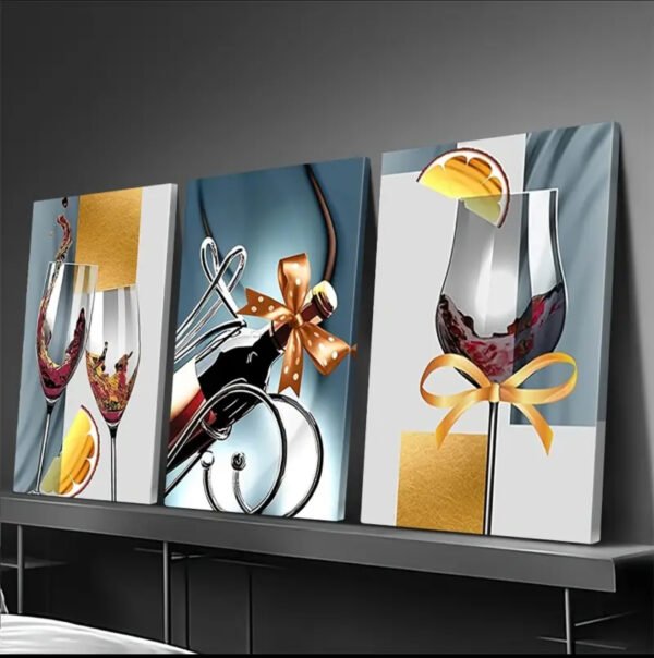 Artworks. Plat 2D, Ensemble de 3. Peintures abstraites encadré avec une bouteille de vin rouge,