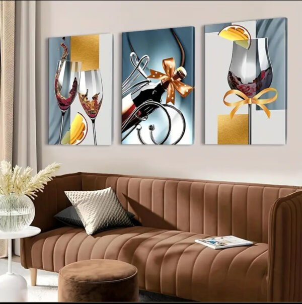 Artworks. Plat 2D, Ensemble de 3. Peintures abstraites encadré avec une bouteille de vin rouge,