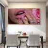a8f0a730-f0a1-11f0-82d9-df7c352640bb 2D Plat, 1pc en Cristal porcelaine Moderne Abstraite ÉnCadre - Peinture de Lèvres et Ongles Femme Pailletée Rose Brillante,