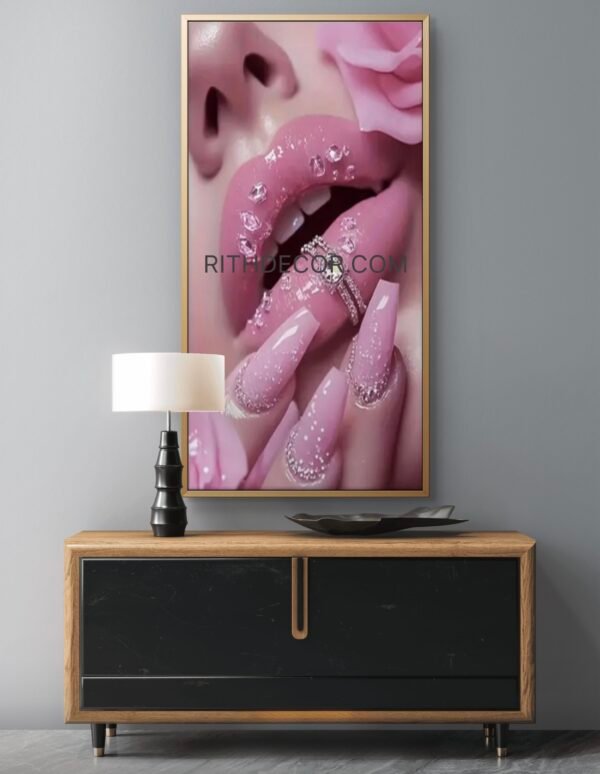 Art Mural Encadrée 1pc - Femme Abstraite avec Ongles Roses et Bagues, Pierres Précieuses