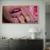 555e9c30-f0a1-11f0-82d9-df7c352640bb Art mural Glamour – Lèvres Roses & Manucure Luxe | Cadre Décoratif en Cristal Porcelaine | Cadre Jaune Or | 60 × 120 cm | Rithdecor