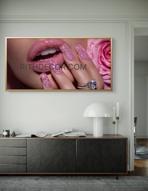 555e9c30-f0a1-11f0-82d9-df7c352640bb Art mural Glamour – Lèvres Roses & Manucure Luxe | Cadre Décoratif en Cristal Porcelaine | Cadre Jaune Or | 60 × 120 cm | Rithdecor