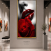 Cadre Décoration Mural Luxe – Lèvres Rouges & Rose Rouge – Art Contemporain – Cadre Cristal Porcelaine en Diamant – 60 × 120 cm – Encadrement Doré