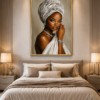 CD6EEABE-1716-4BFE-8F9C-93E578713DC8 Pièce d’art mural en cristal porcelaine – Portrait Élégance Africaine – 50 × 70 cm – Cadre aluminium or champagne brossé