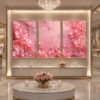 Tableau floral rose en Crystal Porcelain 50 × 70 cm avec cadre or champagne dans une salle d’exposition